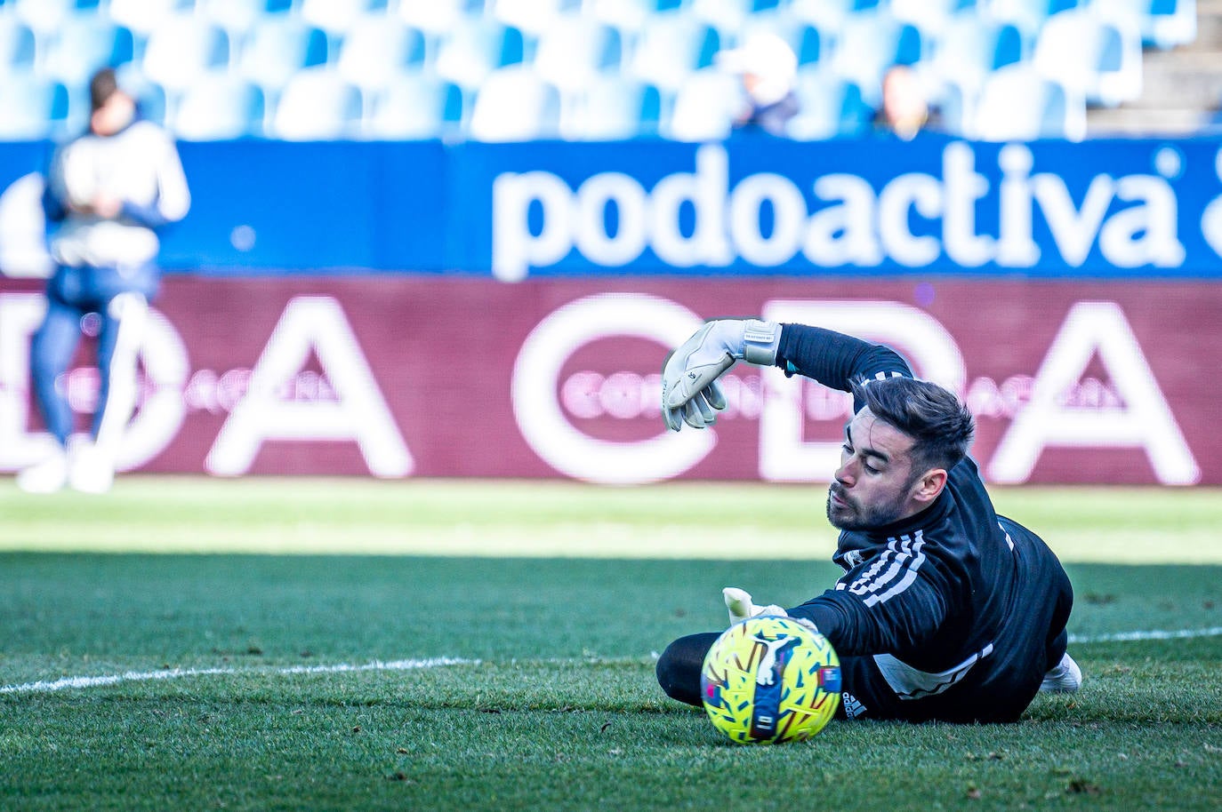 Fotos: El Burgos CF araña un punto en La Romareda