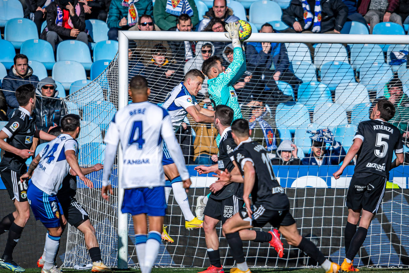 Fotos: El Burgos CF araña un punto en La Romareda