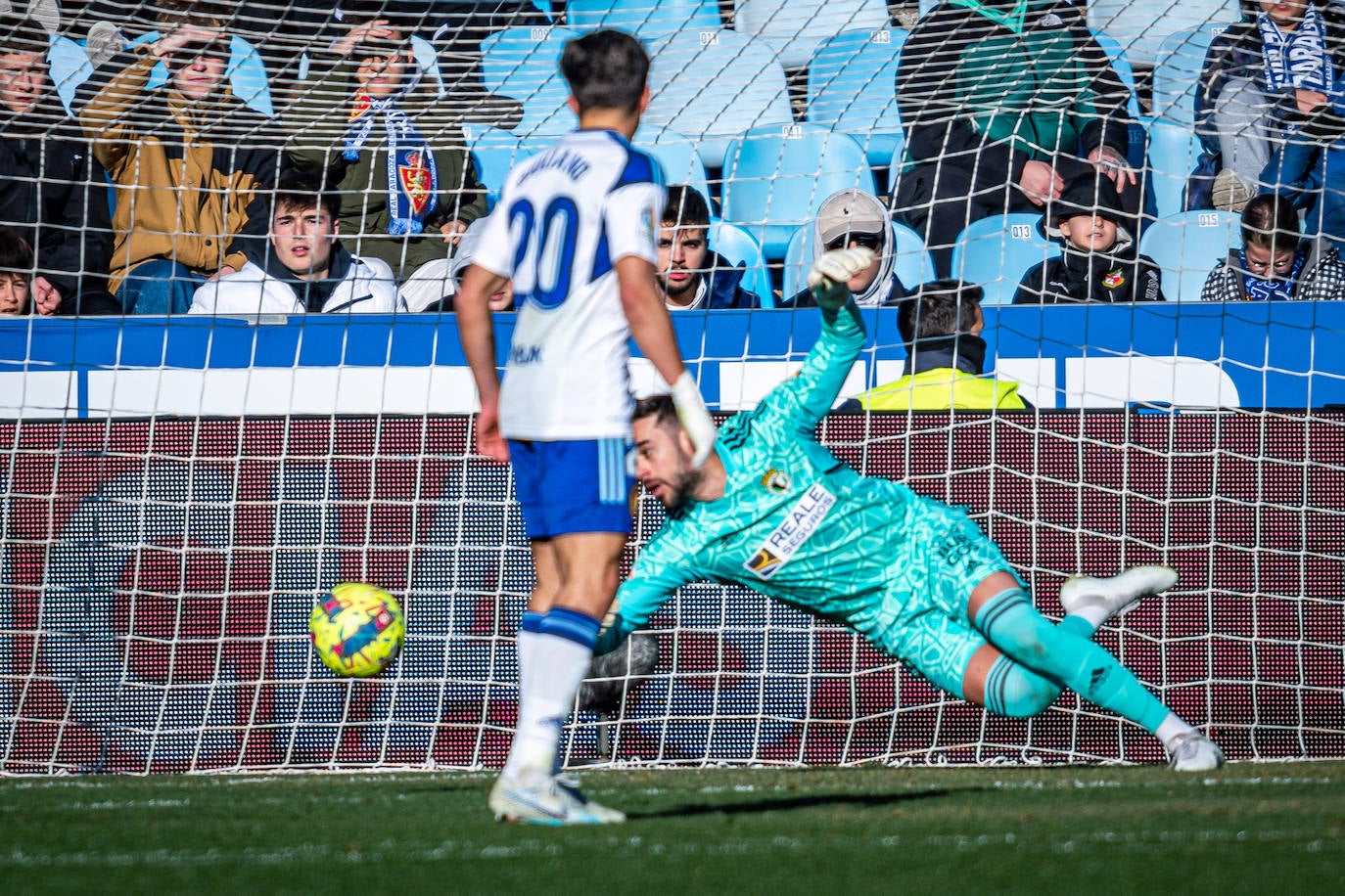 Fotos: El Burgos CF araña un punto en La Romareda