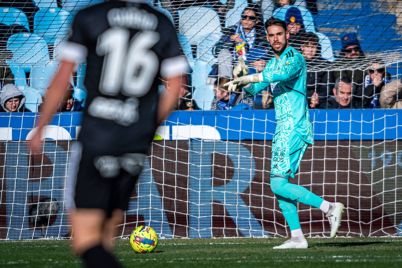 Fotos: El Burgos CF araña un punto en La Romareda