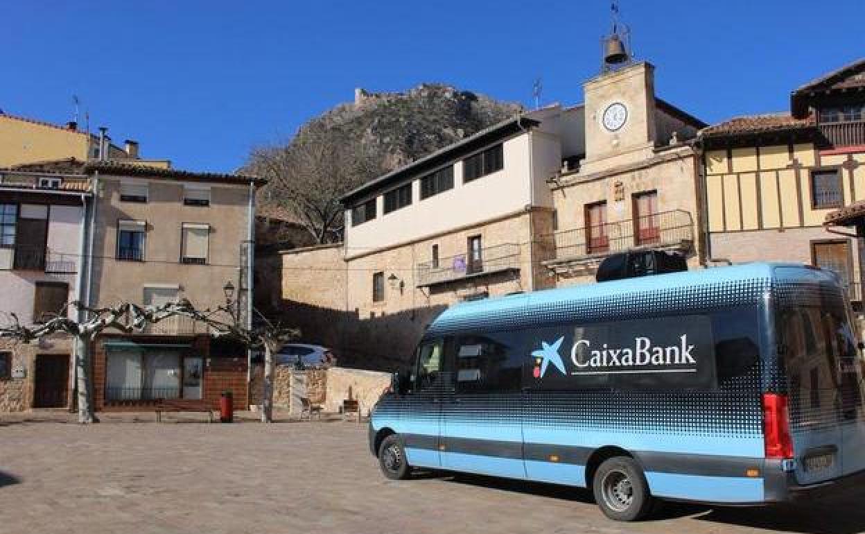 La oficina móvil de CaixaBank en un pueblo de Burgos.