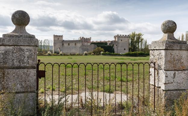 Imagen principal - Imágenes del exterior e interior del castillo. 