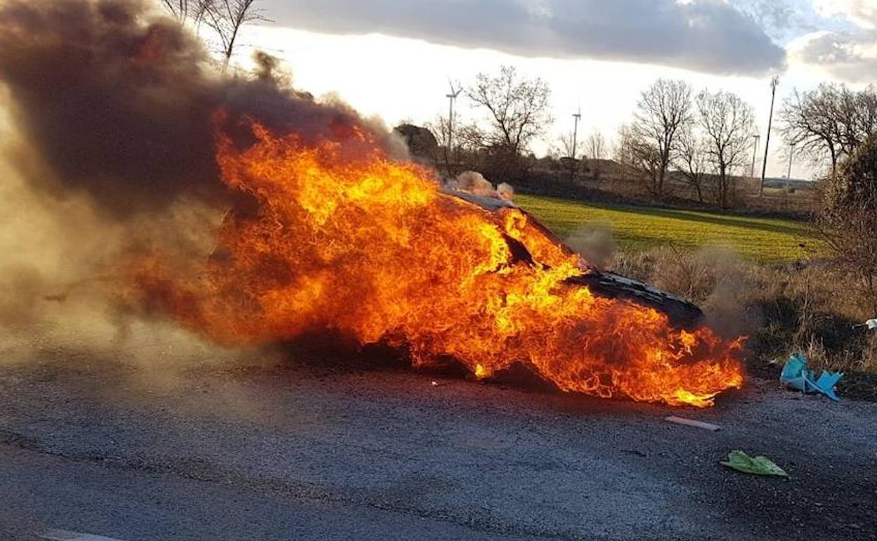 Coche ardiendo en la BU-800 en Cardeñajimeno