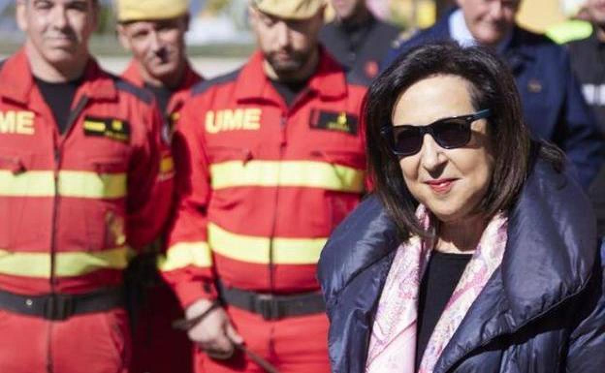 La ministra de Defensa, Margarita Robles, durante su visita a la base de Morón de la Frontera (Sevilla).