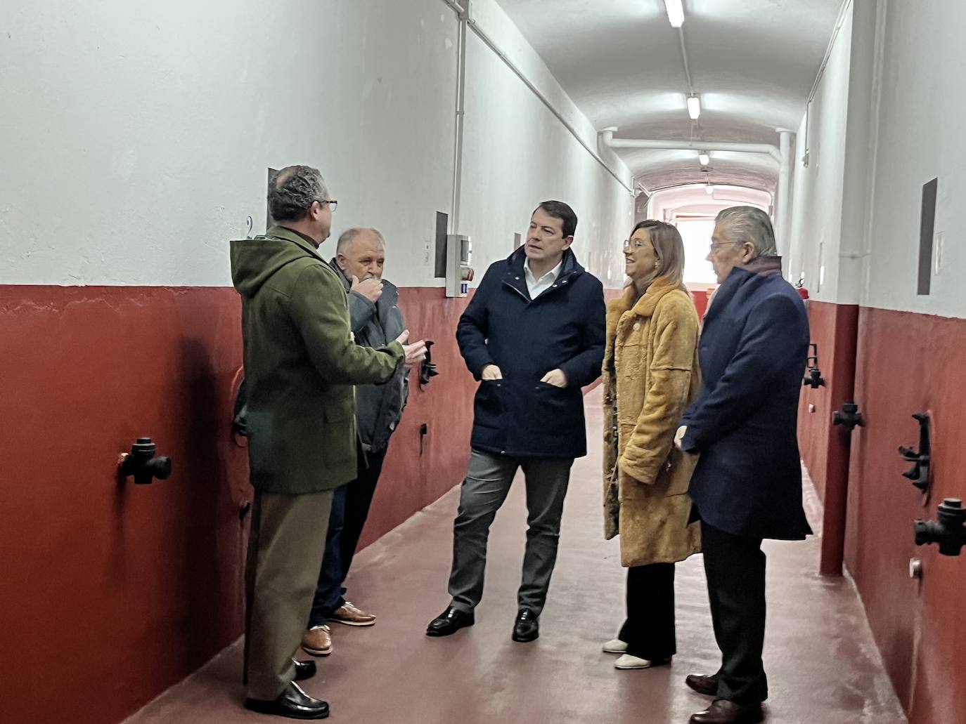 Fotos: El presidente de la Junta ha visitado la cooperativa Tierra Aranda que ha cumplido 60 años