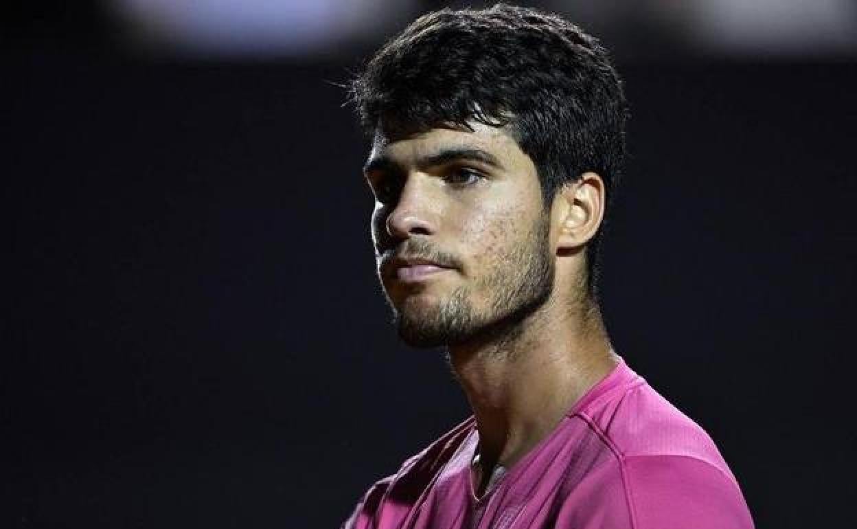 Carlos Alcaraz, cariacontencido tras lesionarse el domingo en la final del torneo de Río de Janeiro.