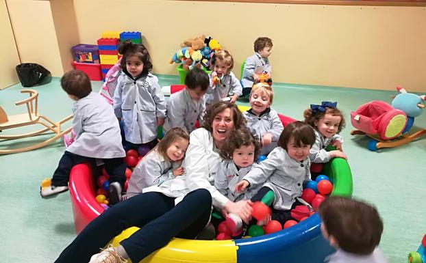 Los más pequeños se divierten con la profesora en una de las aulas del Colegio Jesús- María. 