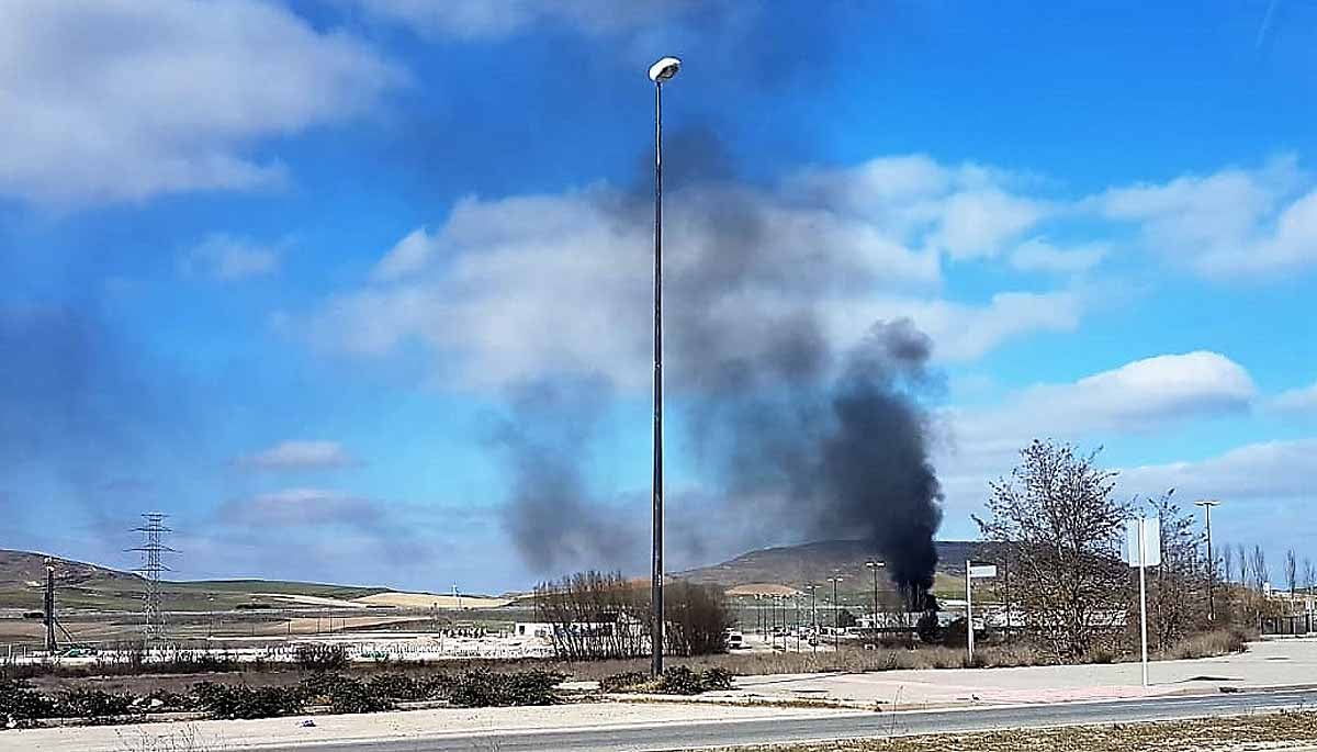 El denso humo negro ha alertado a otras empresas cercanas. 