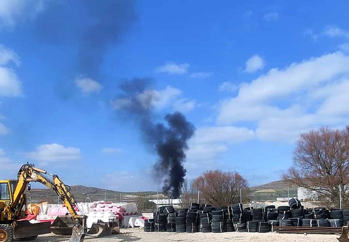 El denso humo negro ha alertado a otras empresas cercanas. 