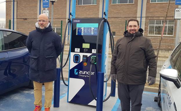 El concejal Unai Letona y el CEO de Zunder presentaron las electrolineras en la estación del Polideportivo 