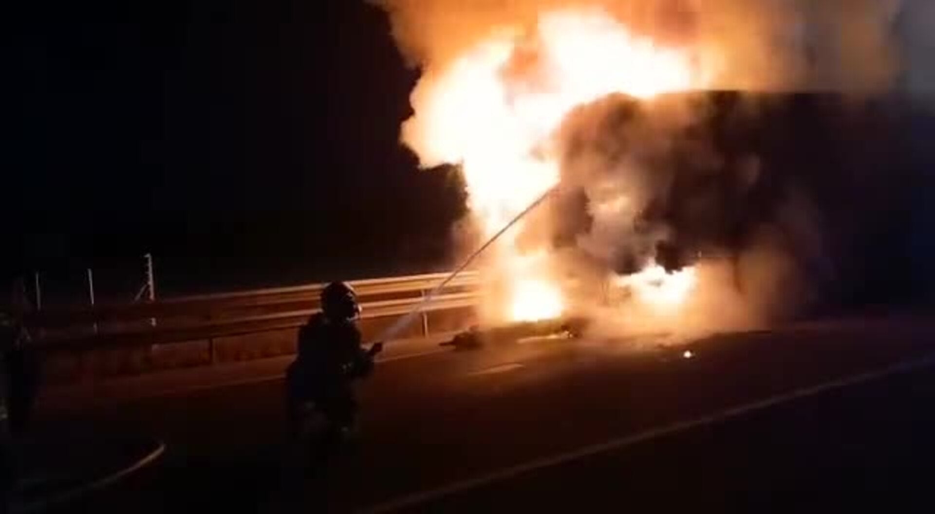 Los bomberos sofocan el fuego en un camión incendiado en la N-120 a la altura de la rotonda de Tardajos