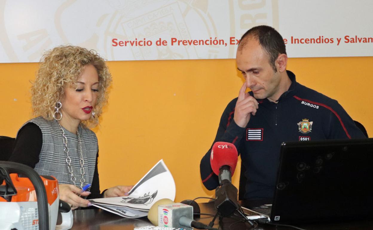 Blanca Carpintero y Miguel Ángel Extremo, concejala de Seguridad Ciudadana y jefe del Parque de Bomberos de Burgos.