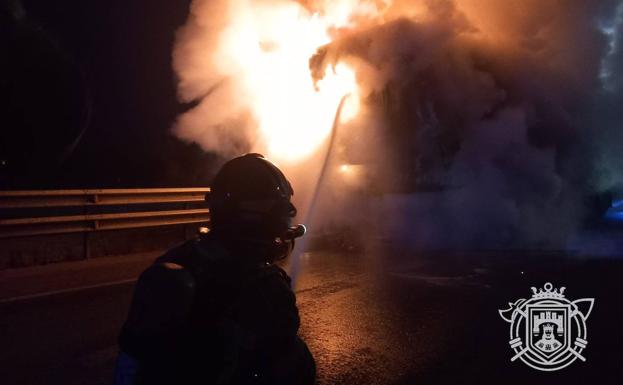 Los bomberos sofocan los incendios de un camión y una vivienda en Burgos