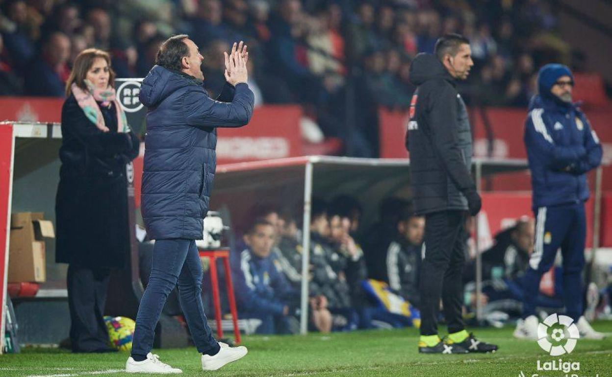 Etxebarria aplaude una acción de sus jugadores durante la victoria del Mirandés en Anduva ante el Real Oviedo