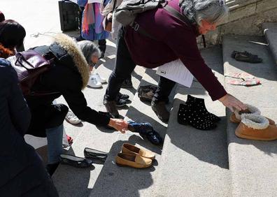 Imagen secundaria 1 - Acción simbólica por la que se pide al gobierno de la Iglesia que se ponga en los zapatos de las mujeres. 