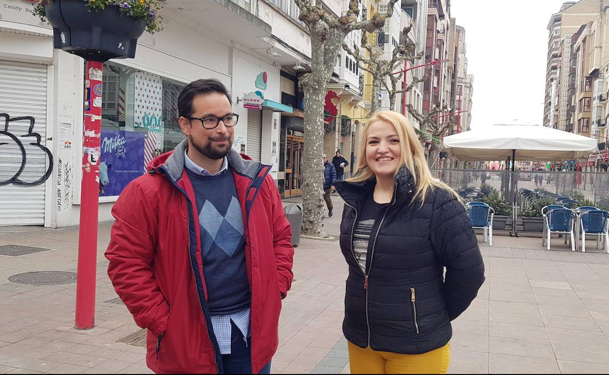 Sergio González, portavoz de Ciudadanos, con Vanesa García, candidata de Ciudadanos en Miranda de Ebro.