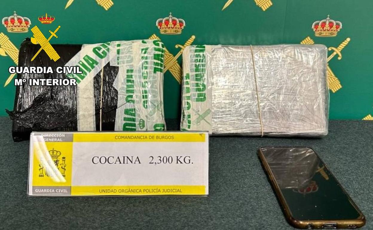 Droga y terminal móvil incautados por la Guardia Civil de Burgos en el vehículo.