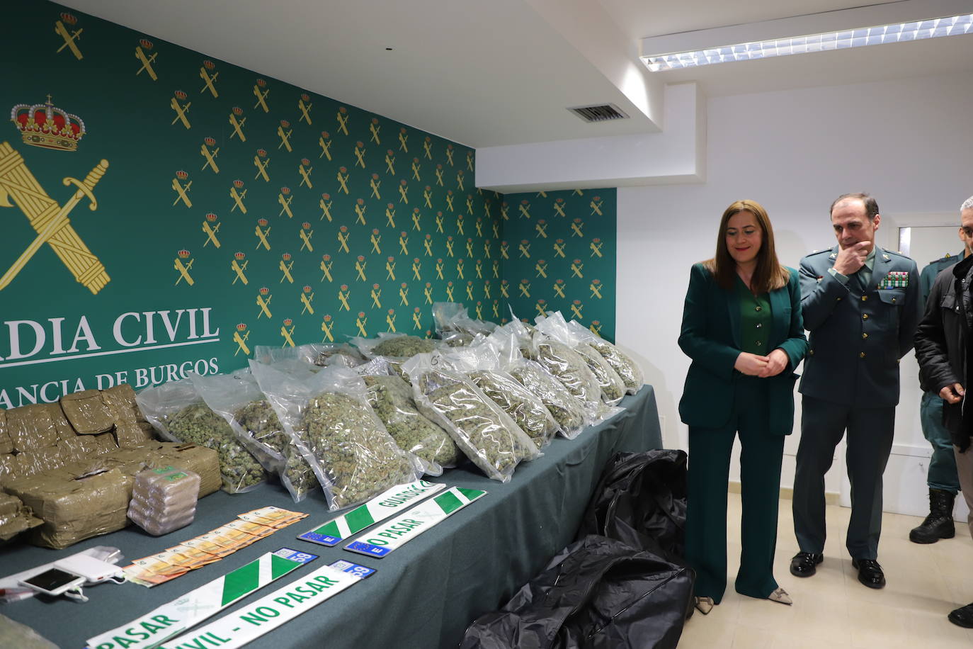 Material incautado por la Guardia Civil durante el control antidroga donde se requisaron 73 kilogramos de marihuana y 20 de hachís