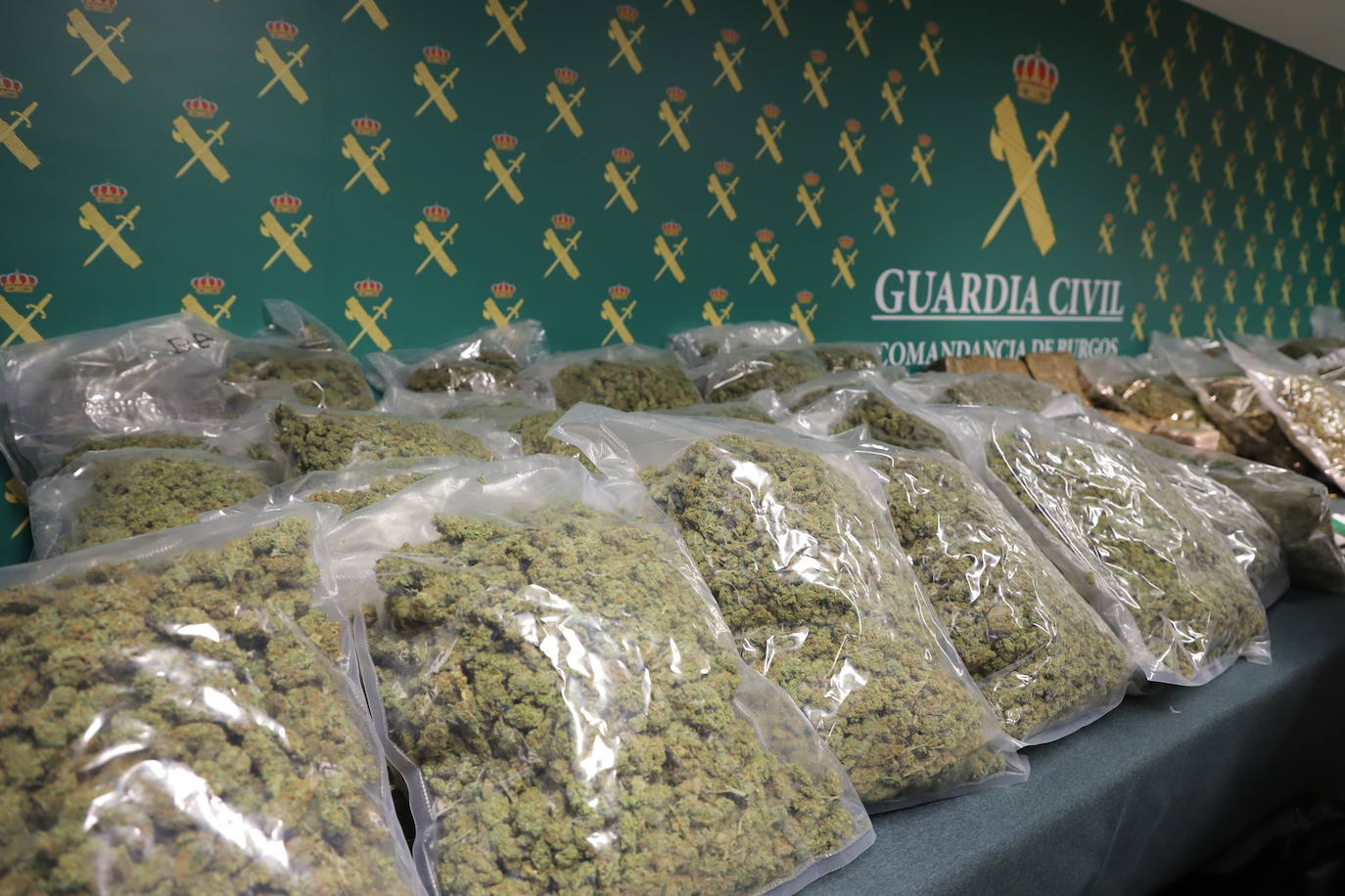 Material incautado por la Guardia Civil durante el control antidroga donde se requisaron 73 kilogramos de marihuana y 20 de hachís