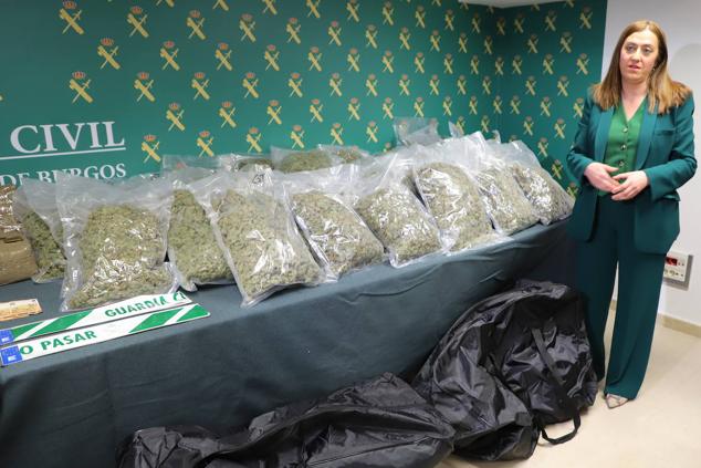 Material incautado por la Guardia Civil durante el control antidroga donde se requisaron 73 kilogramos de marihuana y 20 de hachís