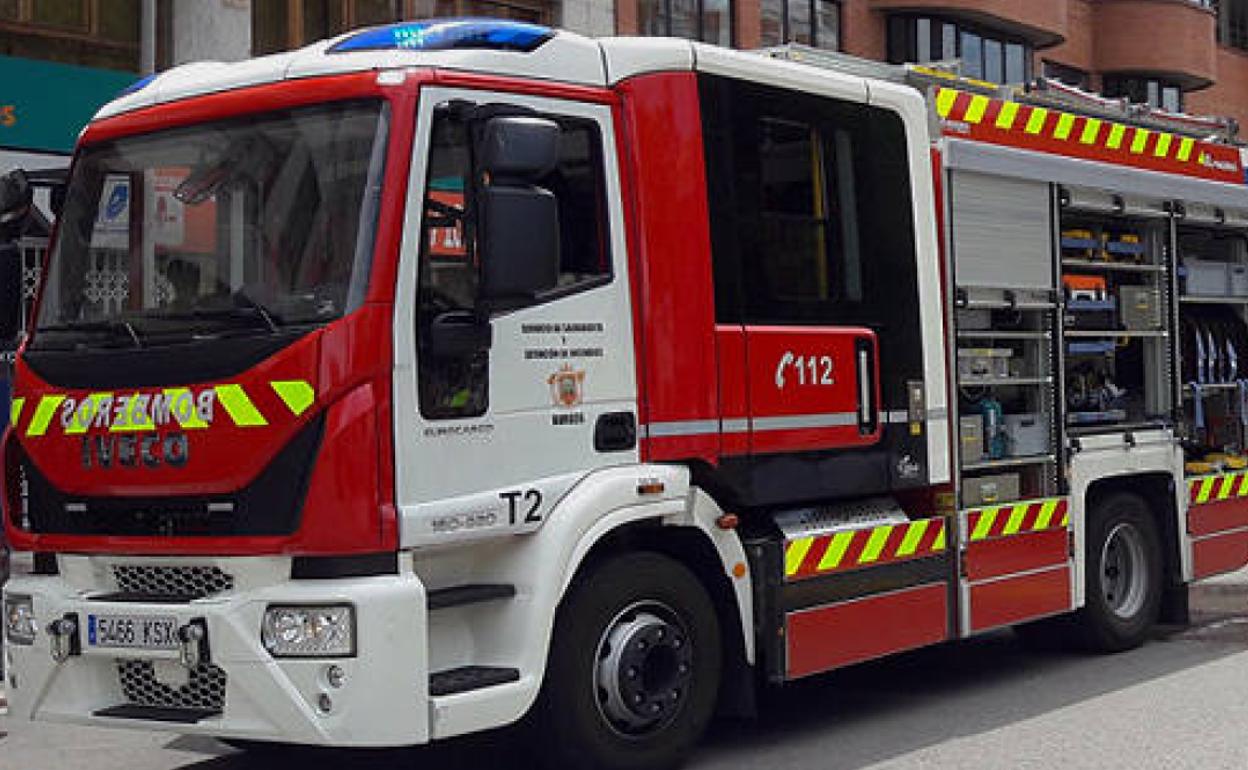 A la llegada de los bomberos el varón se hallaba fuera del turismo.