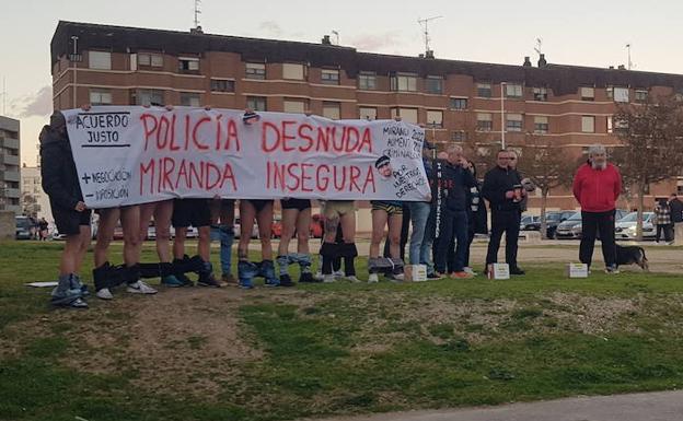 Imagen principal - Muchos agentes se sumaron a la concentración del personal laboral que también protesta 'por una retirada de derechos' 