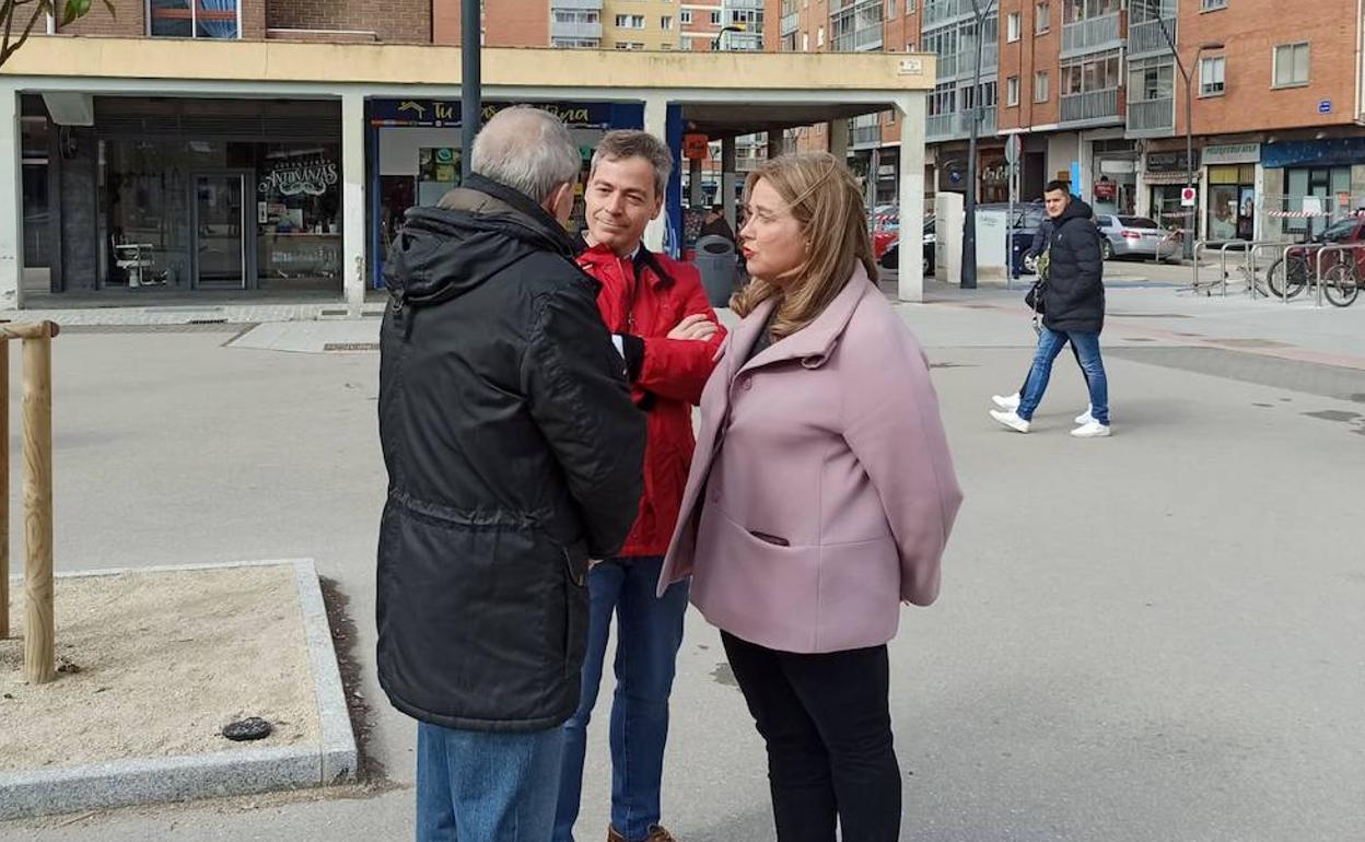 La candidata a la Alcaldía de Burgos con el PP, Cristina Ayala, en la plaza Santiago este sábado.
