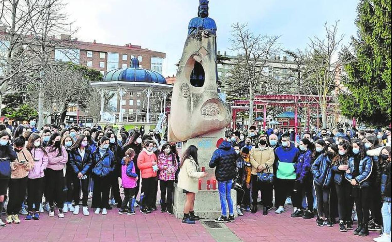 Miles de vecinos de Miranda homenajearon a Yago en la plaza Antonio Machado.