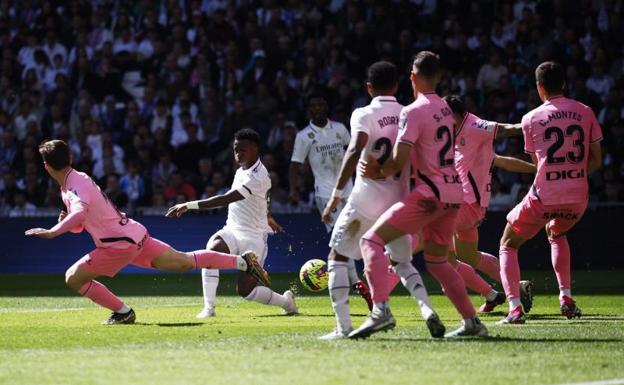 Vinicius despierta a tiempo al Real Madrid