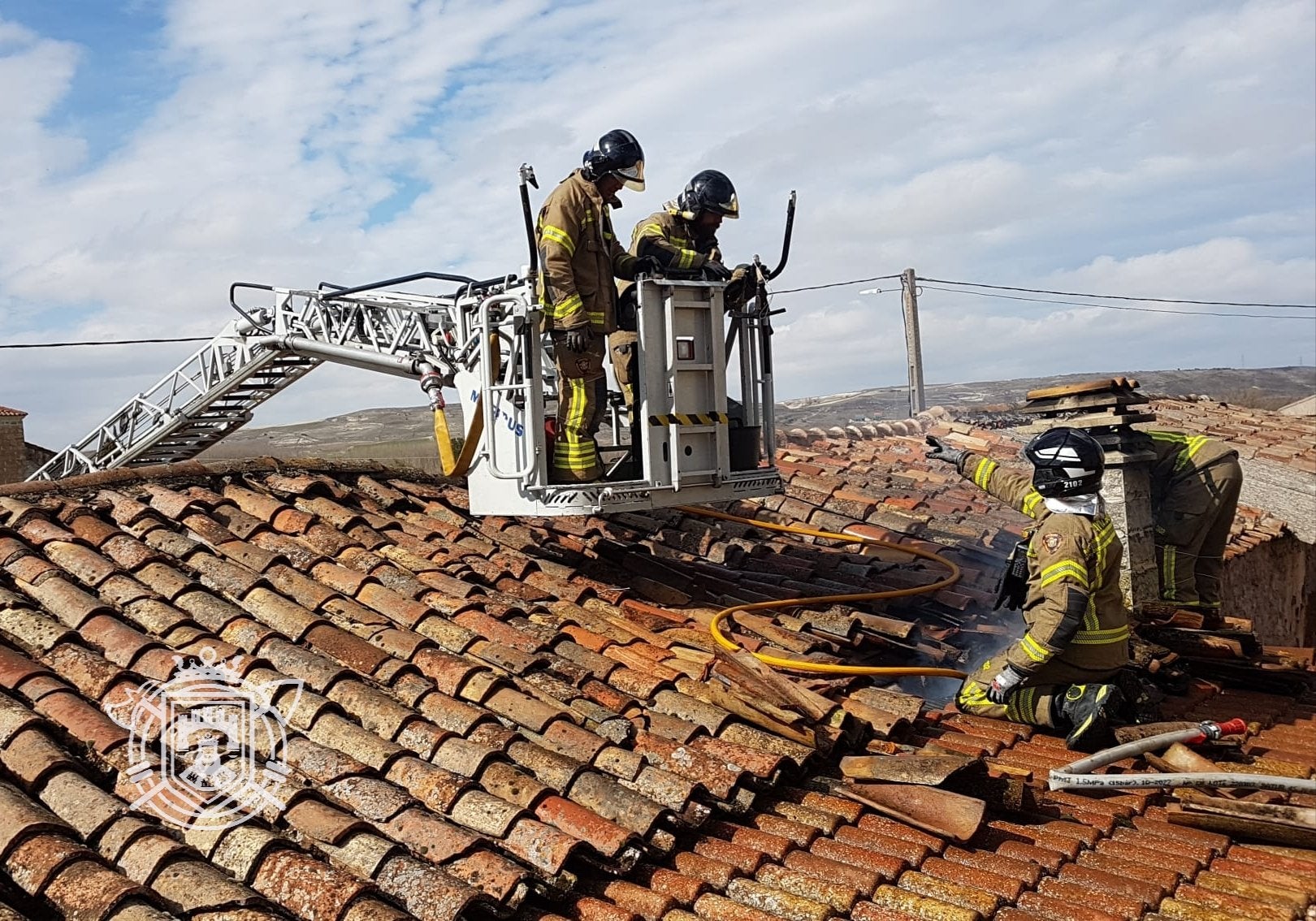 Los bomberos de Burgos durante la intervención.