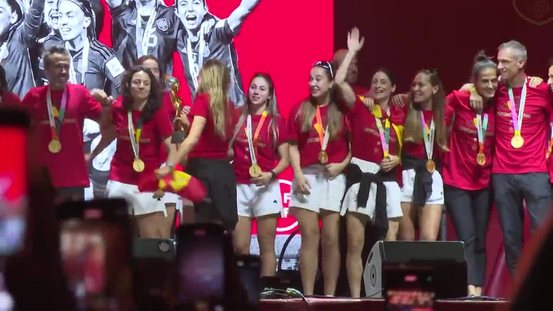 La selección femenina de fútbol celebra en Madrid el Campeonato del Mundo