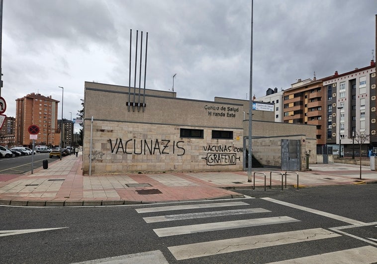 La fachada del centro de salud Miranda Este ha aparecido con mensajes antivacunas