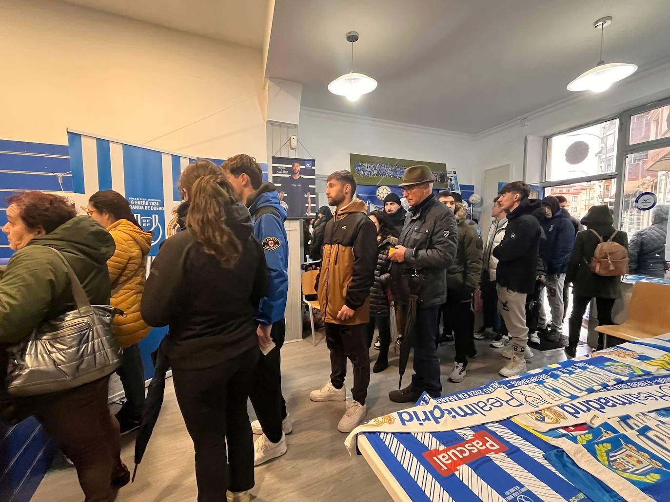 Colas para hacerse con la entrada para ver al Real Madrid en Aranda