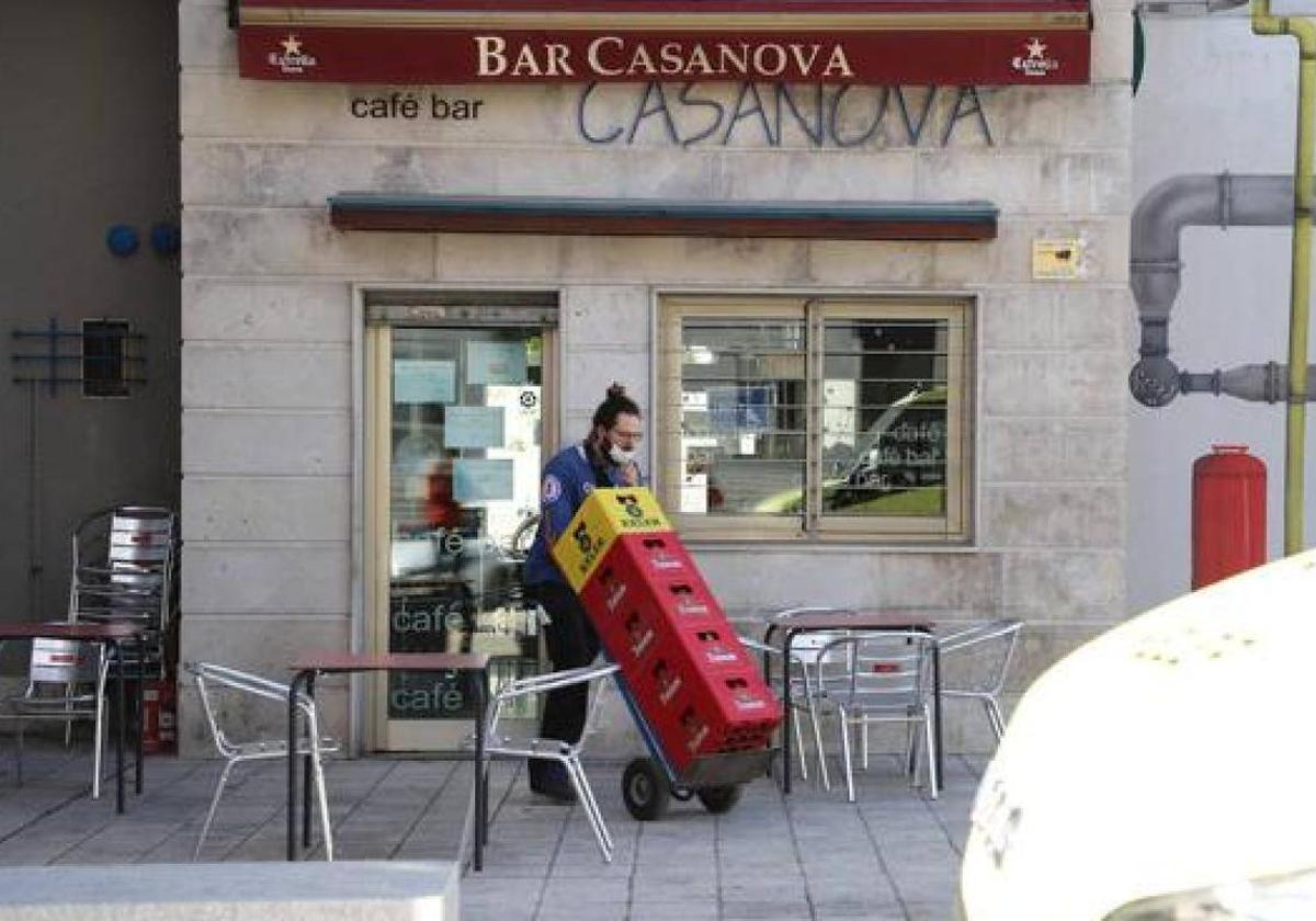 Imagen de archivo de un trabajador en un local de hostelería de Burgos.