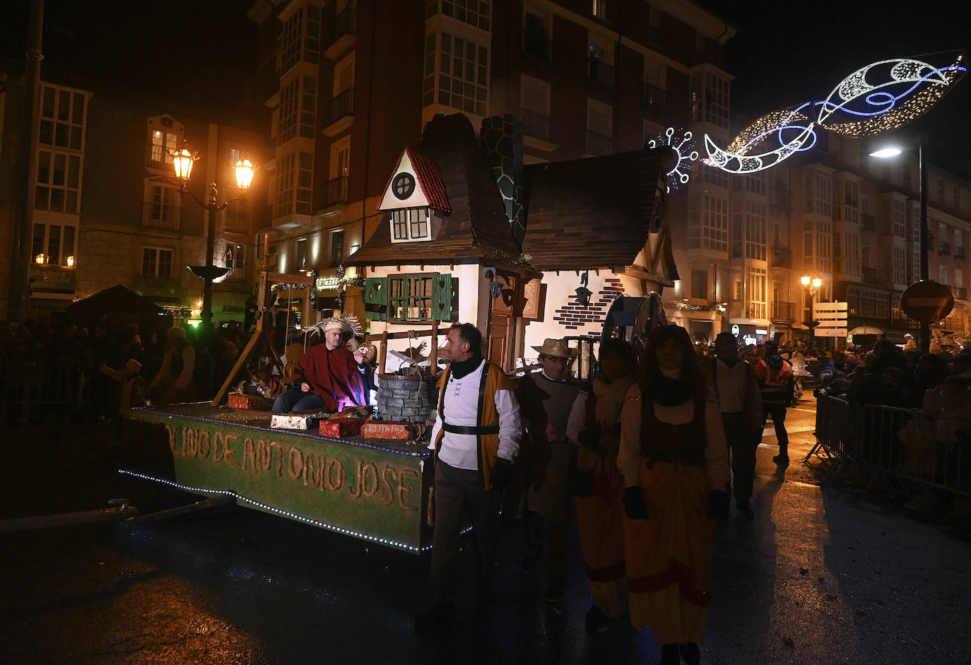 Los Reyes reparten ilusión por las calles de Burgos