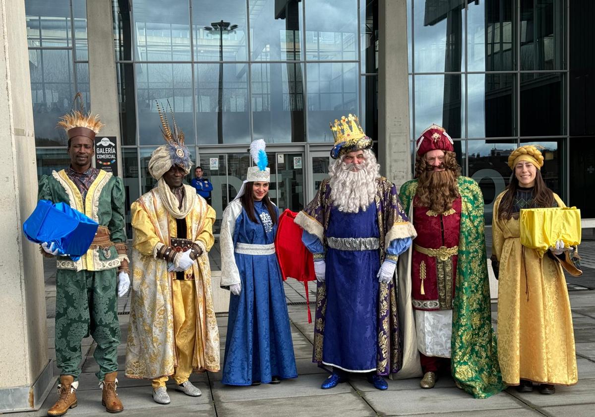 Imagen principal - Los Reyes Magos ya reparten ilusión en Burgos