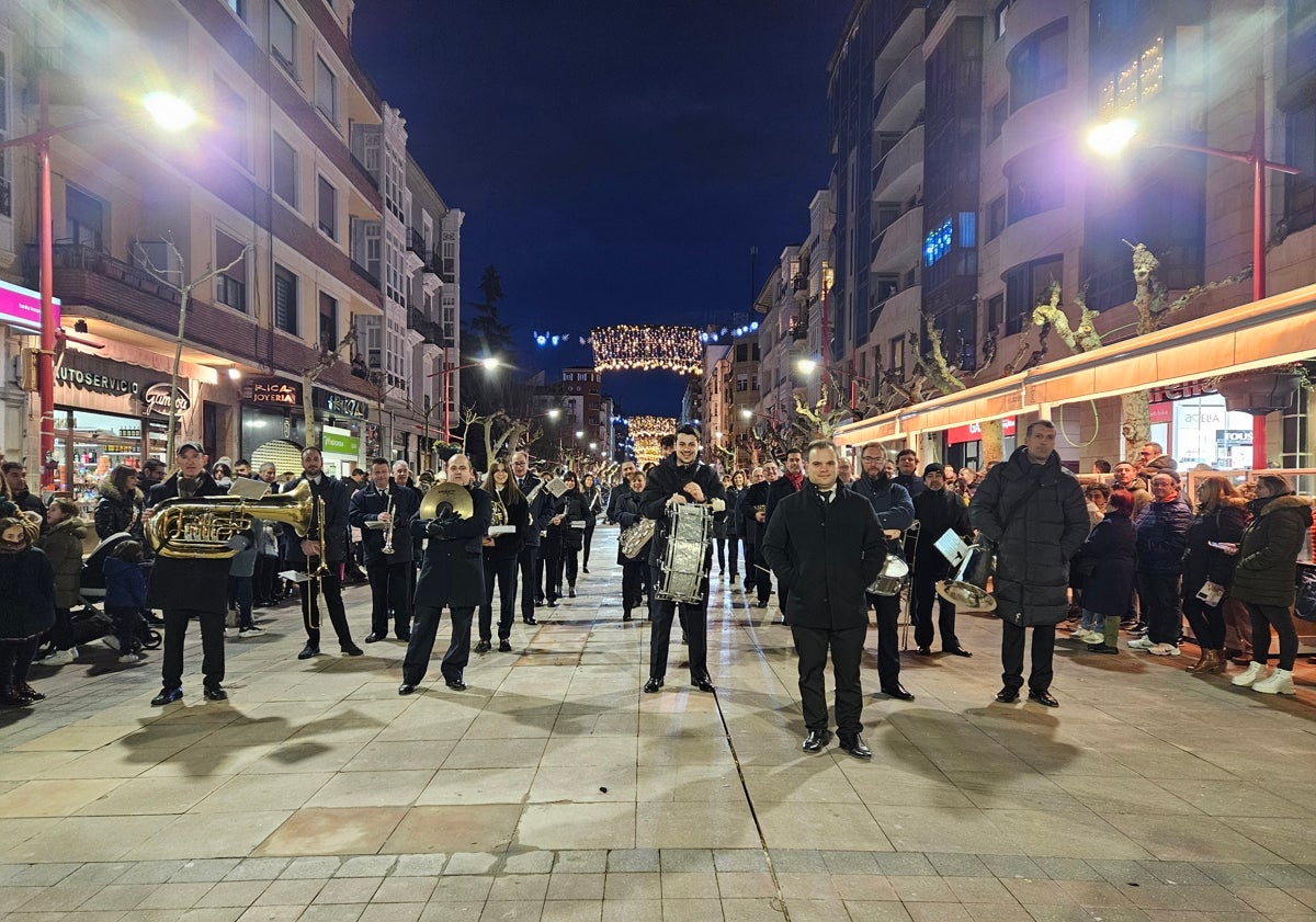 Imagen principal - La Banda y los moteros escoltaron a los Reyes Magos