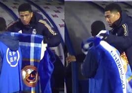 El futbolista le pone la manta al chaval.