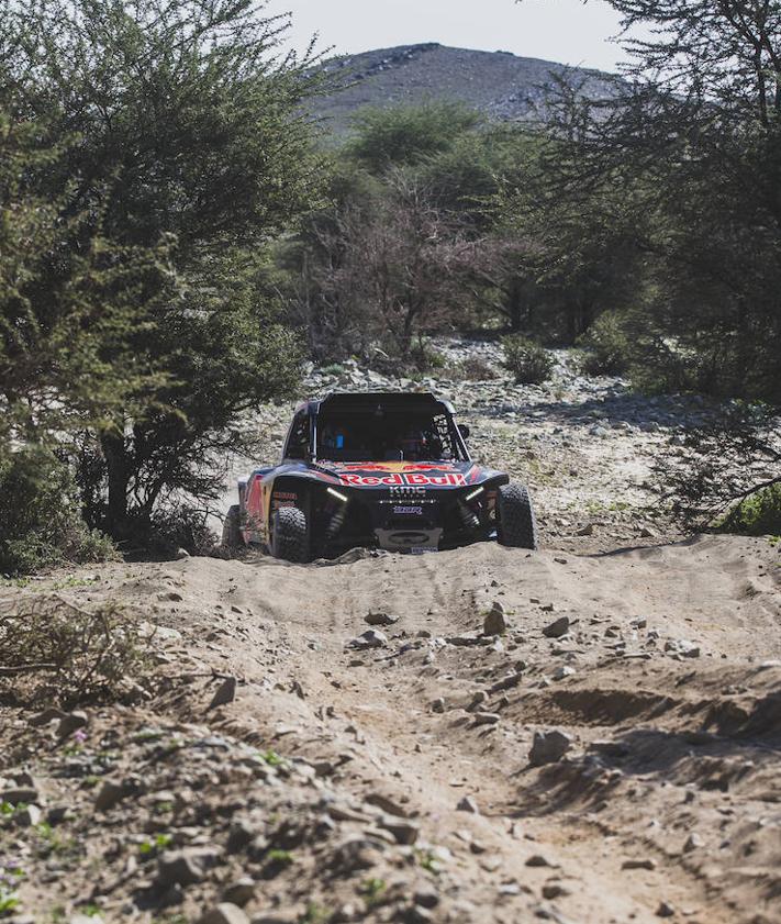 Imagen secundaria 2 - La pilota Cristina Gutiérrez en el Rally Dakar. 