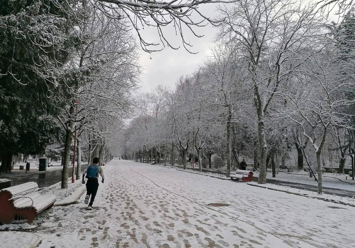 Nieve por las calles de Burgos, imagen de archivo