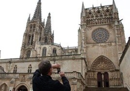 Un turista fotografía la Catedral de Burgos.