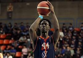 Abdou Thiam dispuesto a lanzar unos tiros libres.