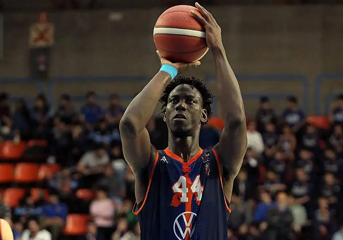 Abdou Thiam dispuesto a lanzar unos tiros libres.