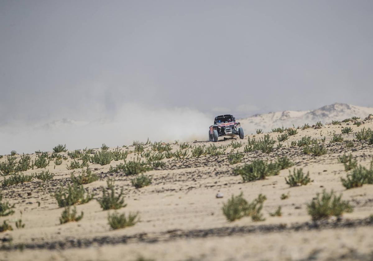 Imagen principal - El coche de Cristina Gutiérrez en el Rally Dakar. 