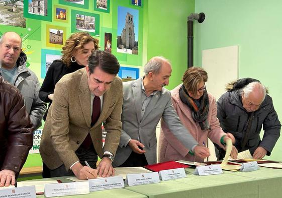 Firma de los protocolos de incorporación al programa 'Rehabitare'.