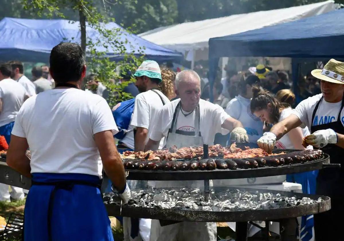 Socios de una peña el Día del Parral preparando las viandas