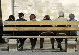 Un grupo de mujeres en un banco de Burgos.