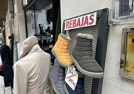 Rebajas en un comercio de la calle La Moneda de Burgos