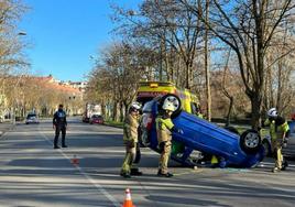 Los Bomberos trabajan en el lugar del accidente.