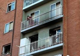 La vecina del cuarto piso observa el tercero del número cuatro de la calle Calleja y Zurita incendiado este viernes por la mañana